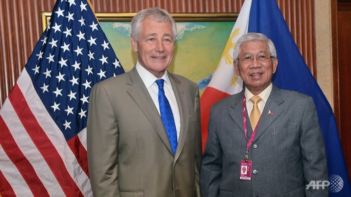 Bộ trưởng Quốc phòng Mỹ Chuck Hagel (trái) và người đồng cấp Philippines Voltaire Gazmin Bộ trưởng Quốc phòng Mỹ Chuck Hagel (trái) và người đồng cấp Philippines Voltaire Gazmin