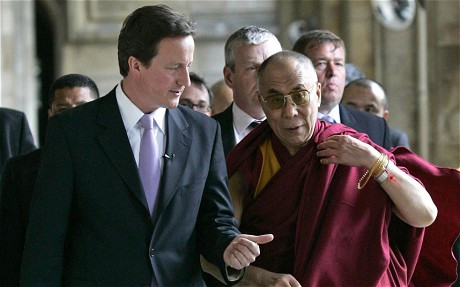 David Cameron và Đạt Lai Lạt Ma tại nhà Nhà Quốc hội Anh trong năm 2008. David Cameron và Đạt Lai Lạt Ma tại nhà Nhà Quốc hội Anh trong năm 2008.