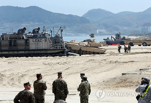 Quân đội Mỹ - Hàn bốc dỡ vật tư phục vụ cuộc tập trận
