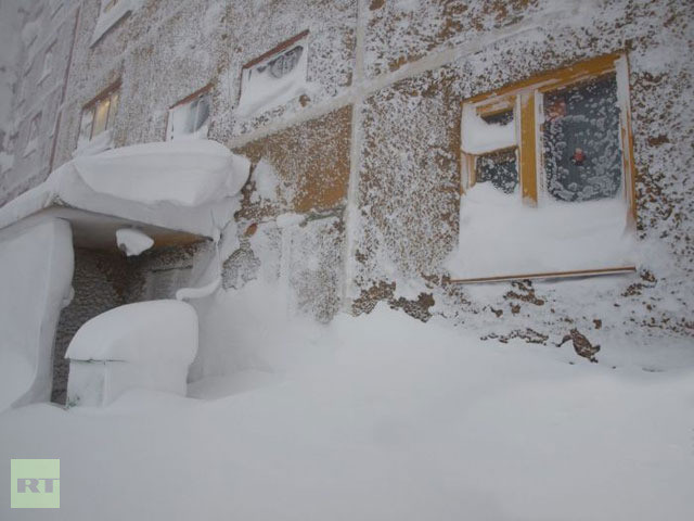 Tuyế phủ kín tầng 1 của tòa nhà cao tầng tại Norilsk.