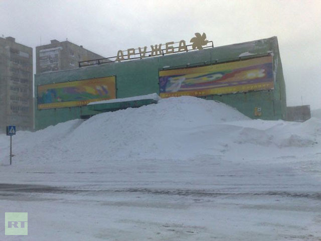 Một ngôi nhà bị đụn tuyết che kín mặt tiền.