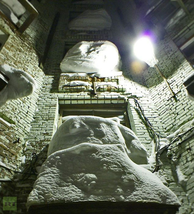 Tuyết bám trên các ban công một tòa nhà tại Norilsk