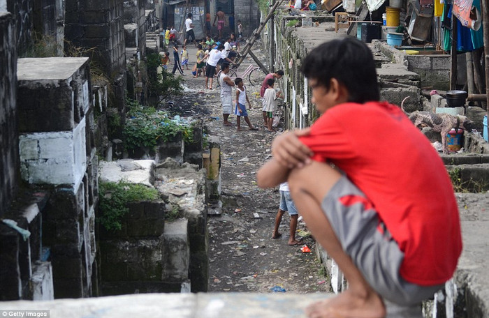 Người Philippines thắp nến và dọn dẹp mộ cho người thân đã khuất trong ngày lễ. Người Philippines thắp nến và dọn dẹp mộ cho người thân đã khuất trong ngày lễ.