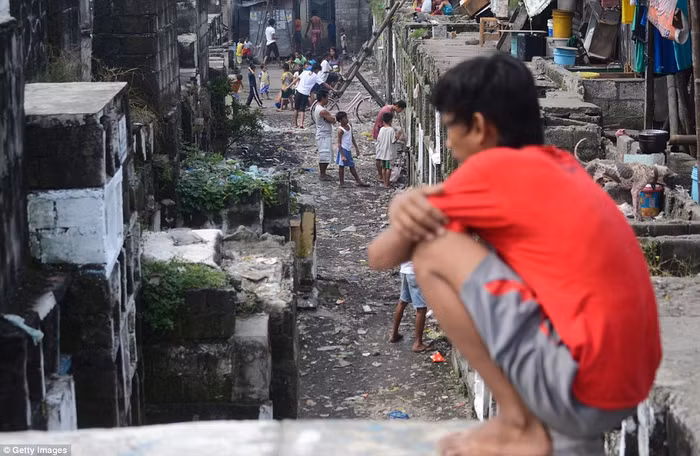 Người Philippines thắp nến và dọn dẹp mộ cho người thân đã khuất trong ngày lễ.