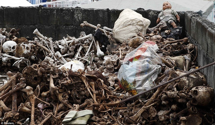 Một con búp bê nằm giữa đống xương cốt của những người vô danh tại một nghĩa trang ở Las Pinas, Metro Manila trước Ngày lễ các linh hồn. Một con búp bê nằm giữa đống xương cốt của những người vô danh tại một nghĩa trang ở Las Pinas, Metro Manila trước Ngày lễ các linh hồn.