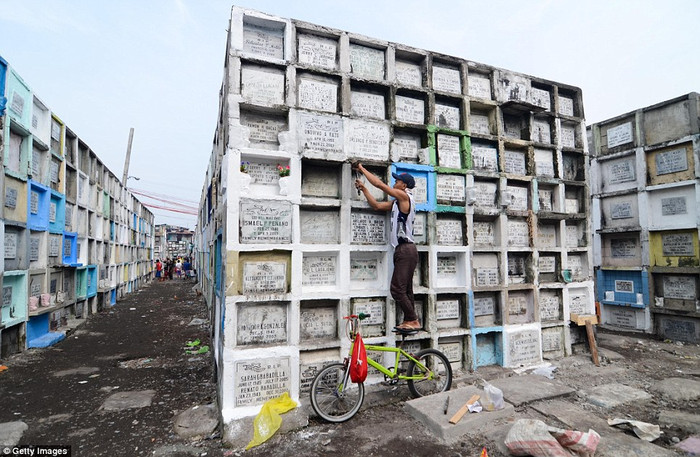 Có ít nhất 100 ngôi mộ mới mọc lên ở đây mỗi tuần. Có ít nhất 100 ngôi mộ mới mọc lên ở đây mỗi tuần.