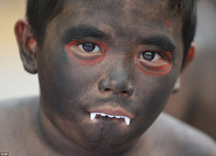 Một cậu bé người Philippines ăn mặc như một ma cà rồng tham gia diễu hành Halloween tại Marikina, phía đông Manila, Philippines. Một cậu bé người Philippines ăn mặc như một ma cà rồng tham gia diễu hành Halloween tại Marikina, phía đông Manila, Philippines.