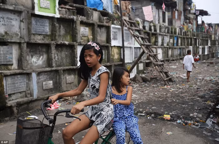 Những người Philippines sống gần nghĩa địa.