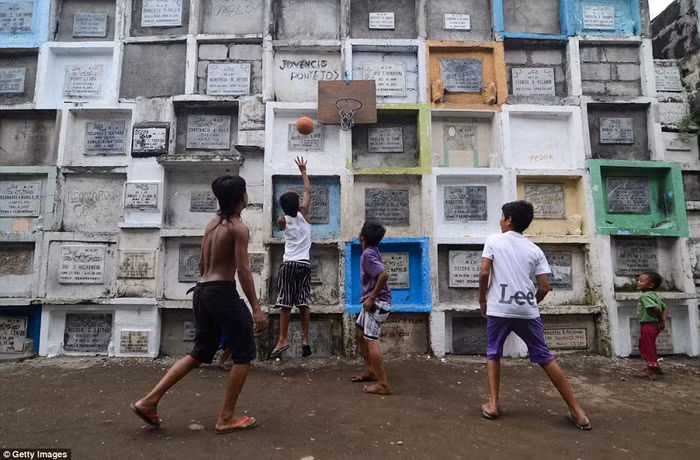 Sự quá tải này đã góp phần hình thành lên những ngôi mộ bê tông cao tầng ở Philippines.