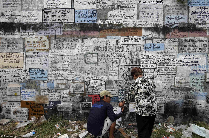 Mọi người sẽ thắp nến và dọn dẹp mộ của những người thân quá cố trước các ngày lễ, trong đó Thánh lễ các linh hồn diễn ra vào ngày 31.10. Mọi người sẽ thắp nến và dọn dẹp mộ của những người thân quá cố trước các ngày lễ, trong đó Thánh lễ các linh hồn diễn ra vào ngày 31.10.