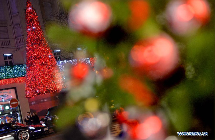 Paris dường như hoa lệ hơn trong đêm Noel huyền diệu. Paris dường như hoa lệ hơn trong đêm Noel huyền diệu.