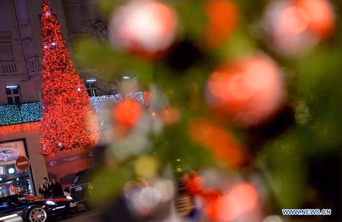 Paris dường như hoa lệ hơn trong đêm Noel huyền diệu.