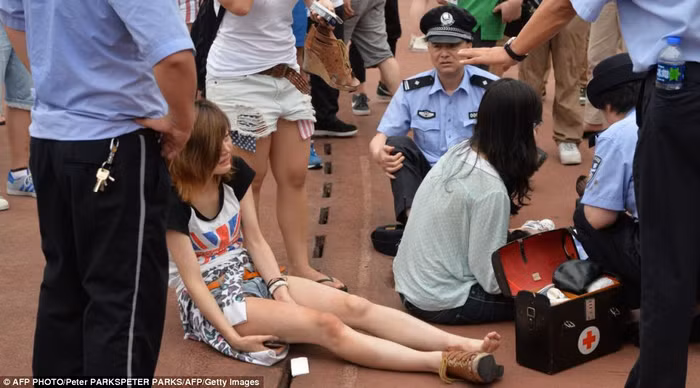 Một số nhân chứng cho biết họ đang chụp ảnh Beckham ở phía trên thì bị đám đông từ dưới xô đẩy và cuốn đi không thể thoát ra nổi.