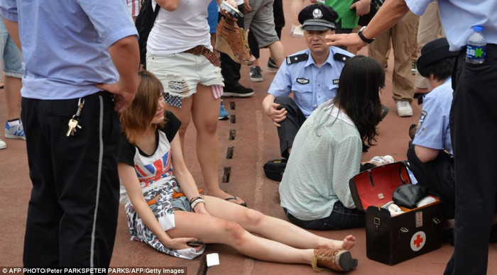 Một số nhân chứng cho biết họ đang chụp ảnh Beckham ở phía trên thì bị đám đông từ dưới xô đẩy và cuốn đi không thể thoát ra nổi.