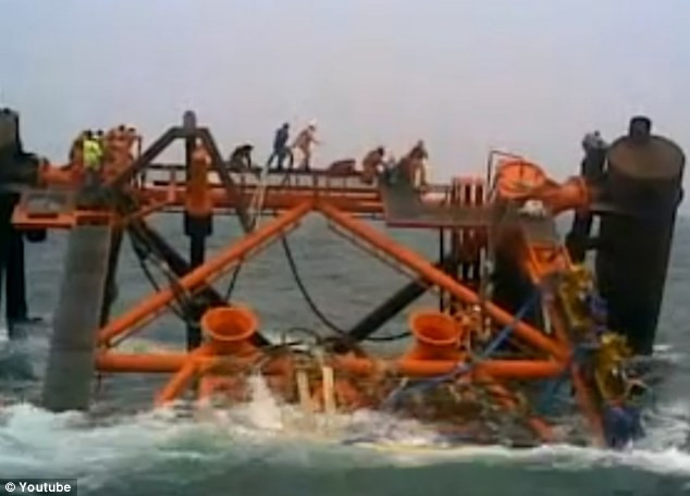 Công nhân tìm cách thoát khỏi giàn khoan đang chìm xuống biển một cách nhanh chóng.