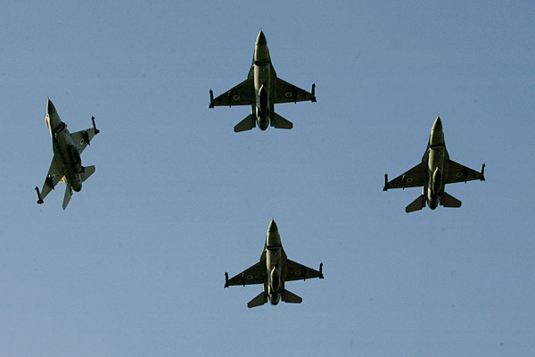 Ba nhóm, mỗi nhóm gồm 4 chiến đấu cơ, của Israel đã bí mật vượt qua không phận Li -băng tới lãnh thổ Syria tiến hành các cuộc không kích.