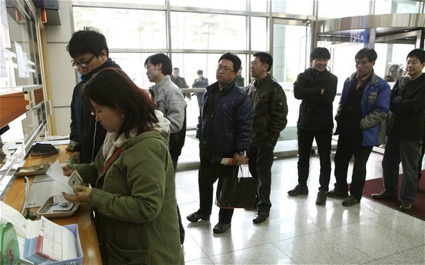 Người lao động Hàn Quốc vẫn sang khu công nghiệp Kaesong làm việc bình thường, mặc dù Bình Nhưỡng siết chặt quản lý và hạn chế cấp phép Người lao động Hàn Quốc vẫn sang khu công nghiệp Kaesong làm việc bình thường, mặc dù Bình Nhưỡng siết chặt quản lý và hạn chế cấp phép