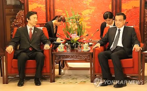 Bộ trưởng Ngoại giao Hàn Quốc (trái) gặp Thủ tướng Trung Quốc Lý Khắc Cường.