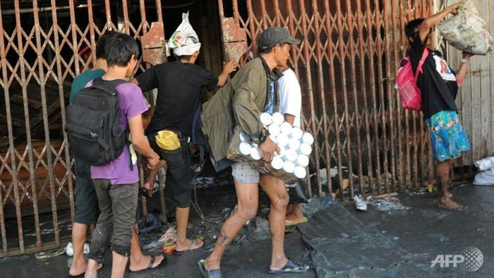 Những gì còn lại đều được những người còn sống lấy đi. Những gì còn lại đều được những người còn sống lấy đi.