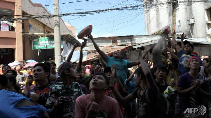 Thậm chí, các đoàn xe cứu trợ cũng bị tấn công. Thậm chí, các đoàn xe cứu trợ cũng bị tấn công.