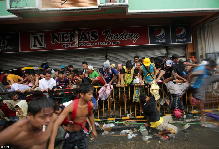 Tình trạng khan hiếm thực phẩm đã khiến người dân tấn công các cửa hàng lấy những gì còn sót lại. Tình trạng khan hiếm thực phẩm đã khiến người dân tấn công các cửa hàng lấy những gì còn sót lại.