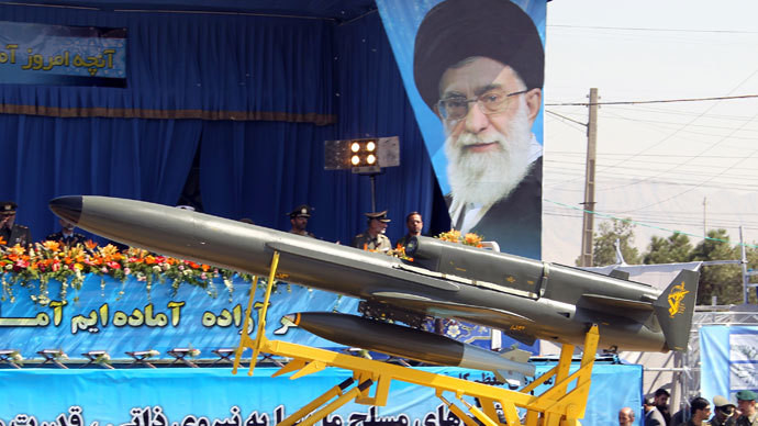 Một chiếc xe tải quân sự chở chiếc UAV tầm xa "Karar" trong một cuộc diễu hành quân sự hàng năm kỷ niệm chiến tranh kéo dài 8 năm giữa Iran với Iraq tại thủ đô Tehran vào ngày 22 tháng 9 năm 2010