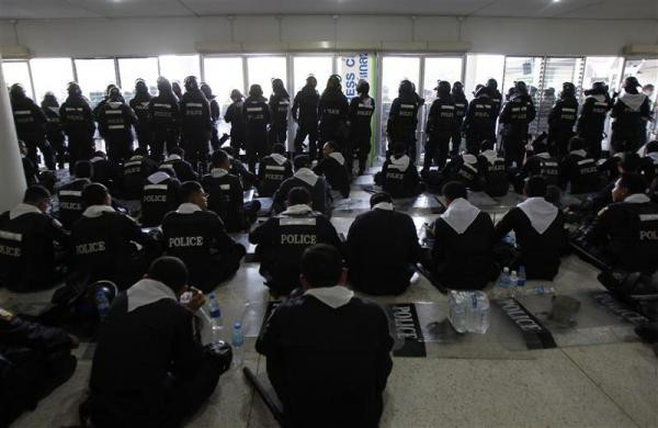 Cảnh sát chống bạo động bên trong sân vận động, nơi diễn Ủy ban bầu cử tiếp nhận các hồ sơ đăng ký tranh cử. Cảnh sát chống bạo động bên trong sân vận động, nơi diễn Ủy ban bầu cử tiếp nhận các hồ sơ đăng ký tranh cử.