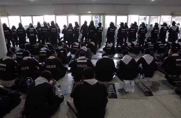 Cảnh sát chống bạo động bên trong sân vận động, nơi diễn Ủy ban bầu cử tiếp nhận các hồ sơ đăng ký tranh cử. Cảnh sát chống bạo động bên trong sân vận động, nơi diễn Ủy ban bầu cử tiếp nhận các hồ sơ đăng ký tranh cử.