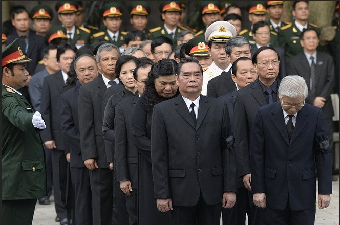 Đoàn đại biểu Ban Chấp hành Trung ương Đảng Cộng sản Việt Nam do Tổng Bí thư Nguyễn Phú Trọng dẫn đầu vào viếng Đại tướng Võ Nguyên Giáp. Đoàn đại biểu Ban Chấp hành Trung ương Đảng Cộng sản Việt Nam do Tổng Bí thư Nguyễn Phú Trọng dẫn đầu vào viếng Đại tướng Võ Nguyên Giáp.