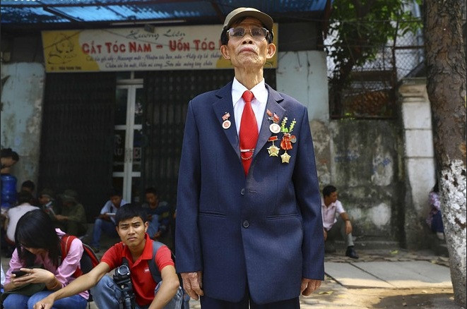 Ông Nguyễn Đình Mão, một cựu chiến binh, đứng bên ngoài Nhà tang lễ Quốc gia. Ông Nguyễn Đình Mão, một cựu chiến binh, đứng bên ngoài Nhà tang lễ Quốc gia.