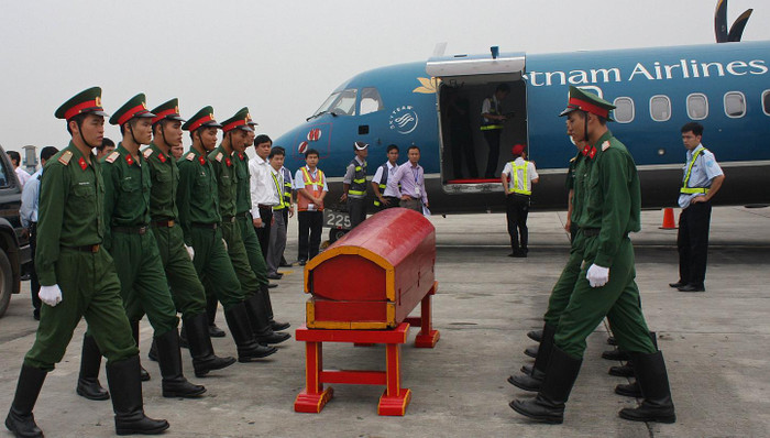 Ảnh chụp hôm 9.10 cho thấy cảnh diễn tập đưa linh cữu Tướng Giáp lên máy bay ATR72 tại sân bay Nội bài . Ảnh chụp hôm 9.10 cho thấy cảnh diễn tập đưa linh cữu Tướng Giáp lên máy bay ATR72 tại sân bay Nội bài .