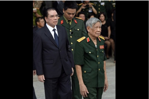 Cựu Tổng Bí thư Lê Khả Phiêu và cựu Tổng bí thư Nông Đức Mạnh vào viếng Tướng Giáp hôm 12.10 Cựu Tổng Bí thư Lê Khả Phiêu và cựu Tổng bí thư Nông Đức Mạnh vào viếng Tướng Giáp hôm 12.10