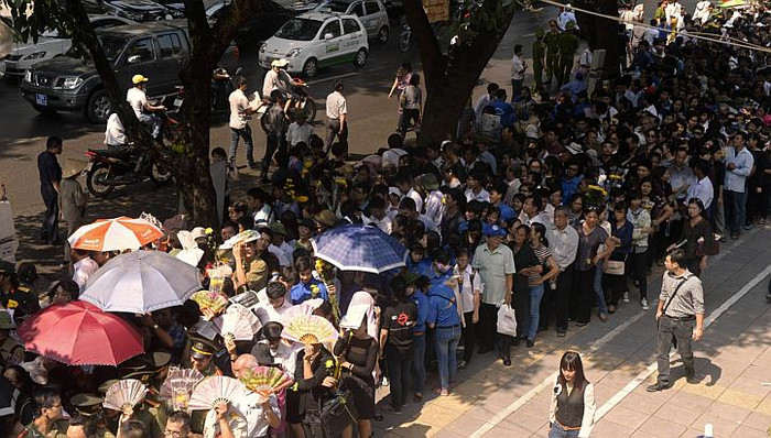 Người dân xếp hàng dài trên phố xung quanh nhà Đại tướng Võ Nguyên Giáp để chờ vào viếng hôm 9/10. Người dân xếp hàng dài trên phố xung quanh nhà Đại tướng Võ Nguyên Giáp để chờ vào viếng hôm 9/10.