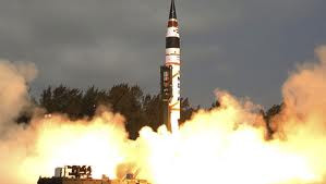 Tên lửa Agni-V trong lần thử nghiệm đầu tiên năm 2012. Tên lửa Agni-V trong lần thử nghiệm đầu tiên năm 2012.