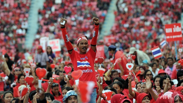 Những người biểu tình "áo đỏ" hô khẩu hiệu ủng hộ Thủ tướng Shinawatra.