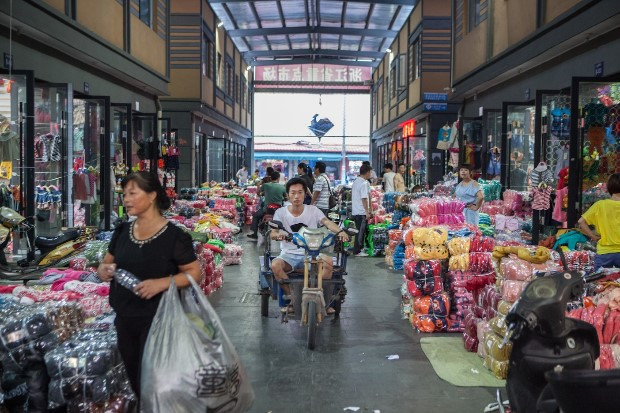 Quần áo trẻ em sản xuất tại hai thành phố lớn trên được bán ở 98% các thành phố tại Trung Quốc và nhiều nước khác trên thế giới như Trung Đông, châu Phi, Đông Nam Á, Châu Âu và châu Mỹ. Quần áo trẻ em sản xuất tại hai thành phố lớn trên được bán ở 98% các thành phố tại Trung Quốc và nhiều nước khác trên thế giới như Trung Đông, châu Phi, Đông Nam Á, Châu Âu và châu Mỹ.