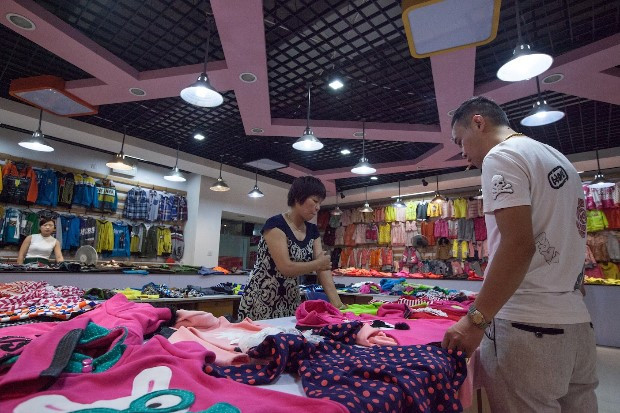 Ngành công nghiệp sản xuất quần áo trẻ em ở Trung Quốc trị giá khoảng 165 tỉ USD với mức tăng trưởng hàng năm dự kiến là 30% Ngành công nghiệp sản xuất quần áo trẻ em ở Trung Quốc trị giá khoảng 165 tỉ USD với mức tăng trưởng hàng năm dự kiến là 30%