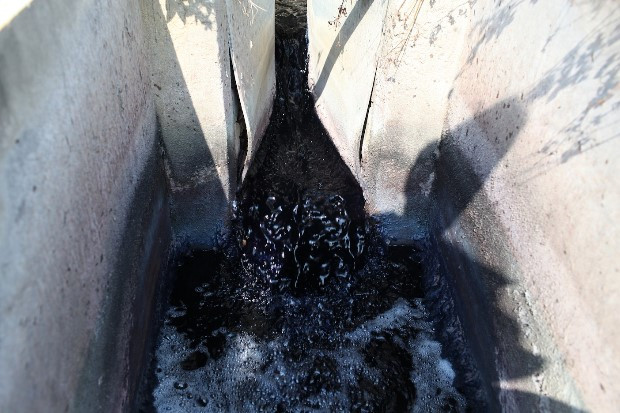 Chất thải trực tiếp từ một xưởng may mặc ở Thạch Sư, Phúc Kiến. Chất thải trực tiếp từ một xưởng may mặc ở Thạch Sư, Phúc Kiến.