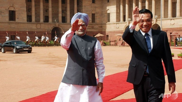 Thủ tướng Ấn Độ Manmohan Singh (trái) và Trung Quốc Lý Khắc Cường tại New Delhi. Thủ tướng Ấn Độ Manmohan Singh (trái) và Trung Quốc Lý Khắc Cường tại New Delhi.