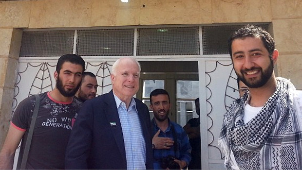 Thượng nghị sĩ Mỹ John McCain và các phiến quân tại Syria hôm 27/5.