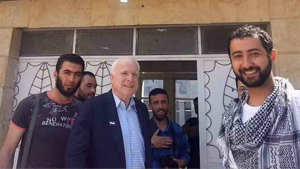 Thượng nghị sĩ Mỹ John McCain và các phiến quân tại Syria hôm 27/5.