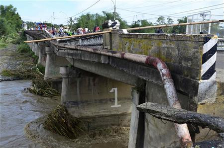Bão bẻ gẫy cầu ở Janiuay, trên địa bàn tỉnh Iloilo