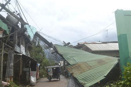 Mái nhà, cột điện đều bị hất tung, quật đổ