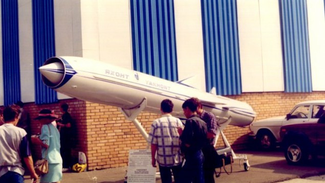 Một tên lửa Yakhont tại một chương trình triển lãm của Nga vào năm 1997. Một tên lửa Yakhont tại một chương trình triển lãm của Nga vào năm 1997.