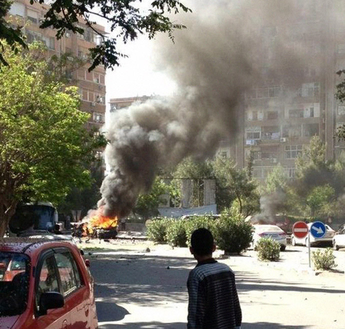 Khói đen bốc lên từ hiện trường.