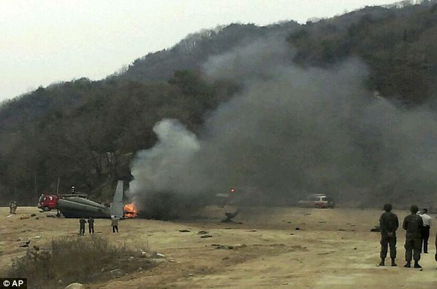 Chiếc trực thăng phát nổ sau khi rơi xuống đất. Chiếc trực thăng phát nổ sau khi rơi xuống đất.