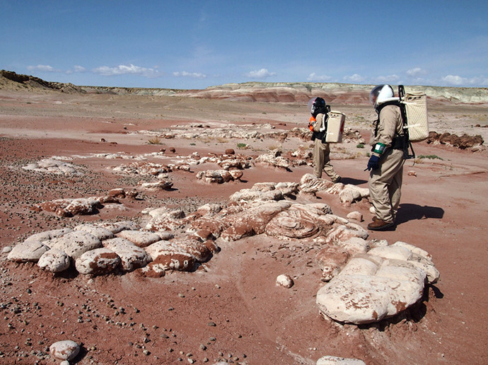 Phi hành đoàn MDRS khám phá bề mặt sa mạc ở Utah giống như trên sao Hỏa. Phi hành đoàn MDRS khám phá bề mặt sa mạc ở Utah giống như trên sao Hỏa.