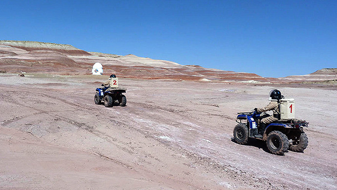 Phi hành đoàn MDRS lái xe ATV mô phỏng hành trình khám phá bề mặt sao Hỏa. Phi hành đoàn MDRS lái xe ATV mô phỏng hành trình khám phá bề mặt sao Hỏa.