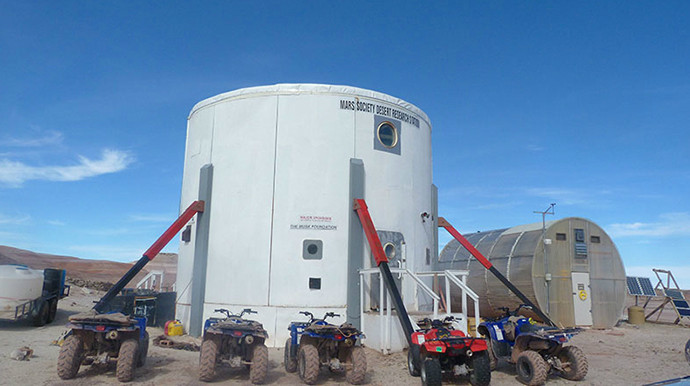 Xe đi trên sa mạc bên ngoài các tòa nhà của MDRS. Xe đi trên sa mạc bên ngoài các tòa nhà của MDRS.