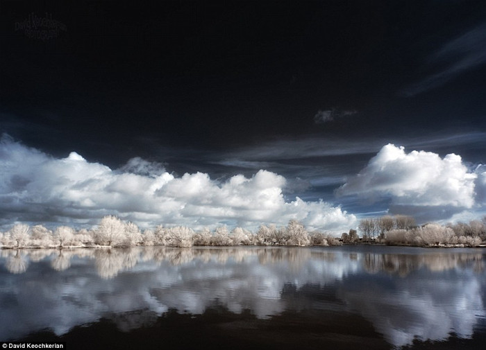 Cảnh mây trời, cây cối soi bóng dưới mặt nước trong suốt. Cảnh mây trời, cây cối soi bóng dưới mặt nước trong suốt.